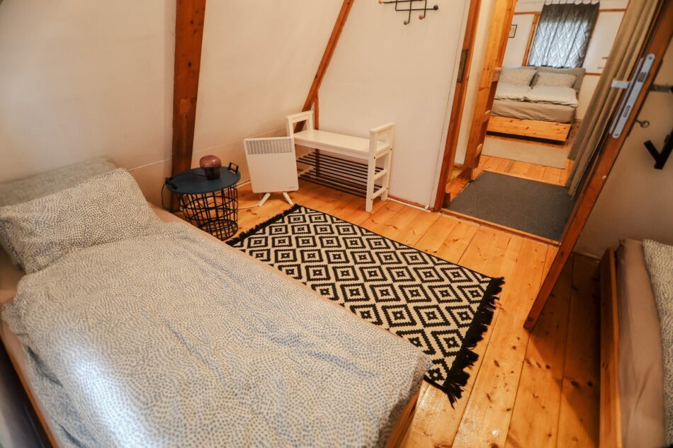 A másik emeleti hálószoba 2 db 1 személyes (80x200) ággyal, mely egybe is tolható igény esetén. (A fotó nagylátószögű optikával készült, mely nagyítja a teret kicsit)