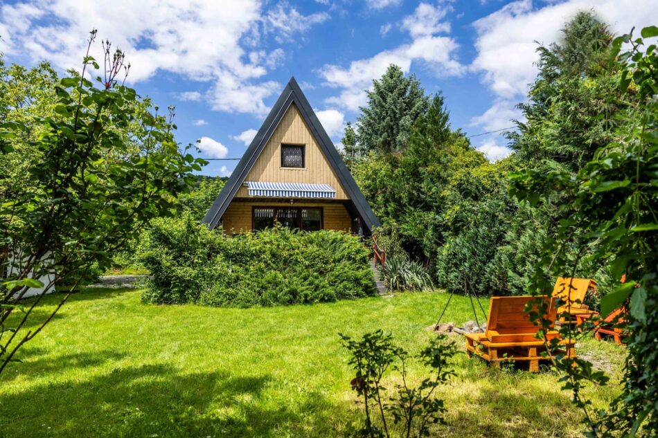 Ez itt a kert egy része és a Bringás Vityilló hátulról. Bográcsozási/sütögetési lehetőség. 
Nagymaros vendégház guesthouse Danubebend