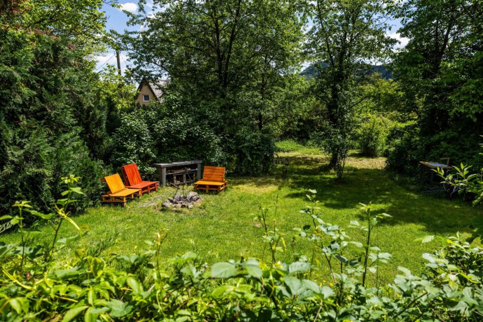 Ez itt a kert egy része. Bográcsozási/sütögetési lehetőség. 
Nagymaros vendégház guesthouse Danubebend