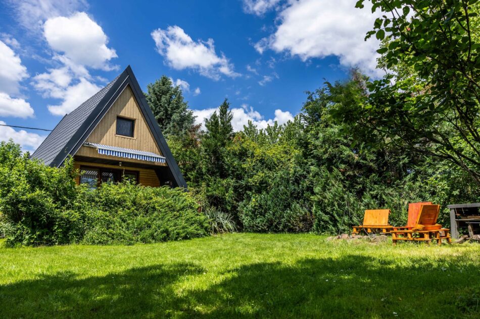 Ez itt a kert egy része és a Bringás Vityilló hátulról. Bográcsozási/sütögetési lehetőség. 
Nagymaros vendégház guesthouse Danubebend