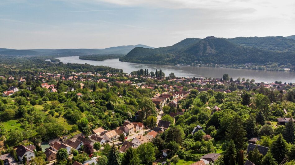 Ez  nem a kilátás a teraszról, hanem Nagymaros madártávlatból, középen az Elsővölgy utcával, ami felvezet a Bokréta utcához, ahonnan megközelíthető a Vityilló.